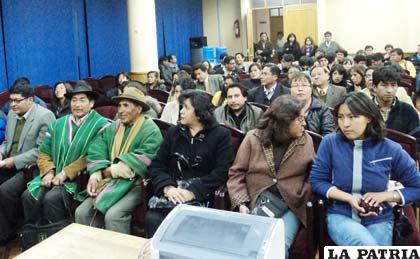 Varias personas interesadas esperaron la información proporcionada por el presidente del TEDO, Benjamín Moya