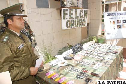 El jefe de la Felcn – Oruro, Tcnl. Iván Quiroz muestra la droga secuestrada en los operativos