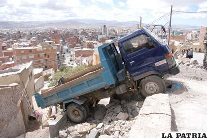 La volqueta destrozó el ornato público