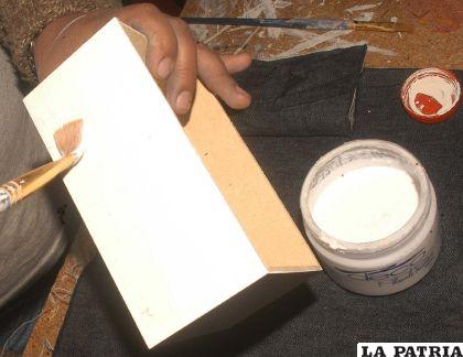 PASO 3
Aplicar el retardador al igual que la pintura en la parte exterior de la caja.