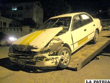 Tras el accidente, el taxi es recogido por la grúa