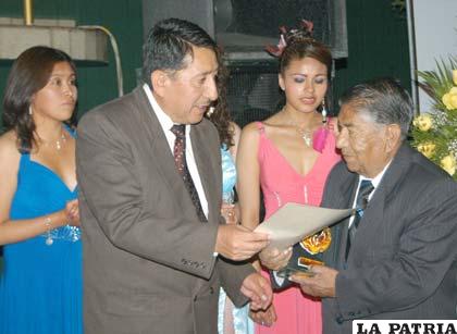 Mario Mariscal, recibe el premio Ave Fénix, para su empresa minera