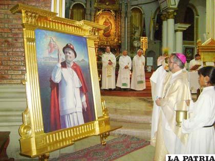 Monseñor Cristóbal Bialasik, el momento que bendice la imagen de Juan Pablo II
