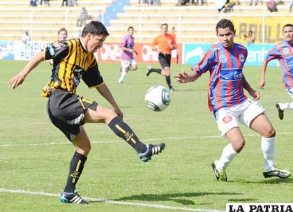 Enrique Parada intenta rematar al arco de La Paz FC