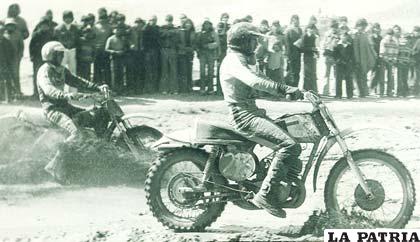 Valencia y Sarmiento en la prueba de motociclismo realizada en 1978