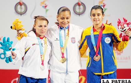 Lely Burgos con la medalla de oro