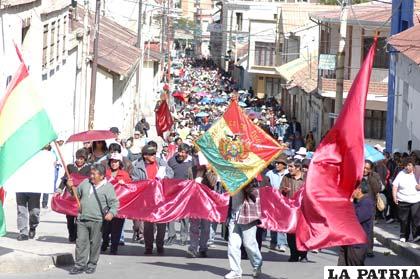 Multitudinaria marcha en defensa del territorio orureño, aprestándose a ingresar a la Avenida Cívica Sanjinés Vincenti