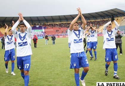 Integrantes de San José extendieron los brazos después de la victoria ante Real Potosí