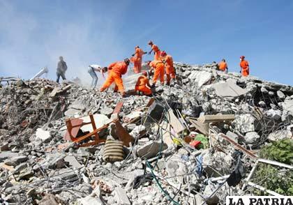 Buscan supervivientes entre los escombros de edificios que se desplomaron por el terremoto