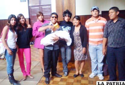 Valores tarijeños que llegaron a Oruro para trasmitir a través del teatro mensajes contra la violencia familiar y el alcoholismo