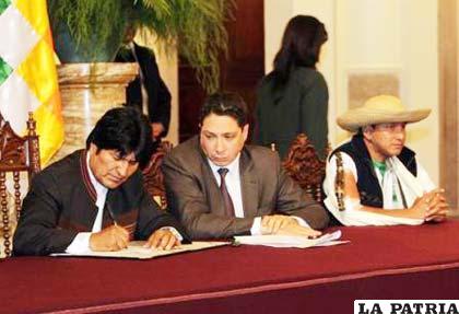 El presidente Morales firmó la ley corta que protege al Tipnis, el Fobomade considera que así se respetarán los derechos indígenas