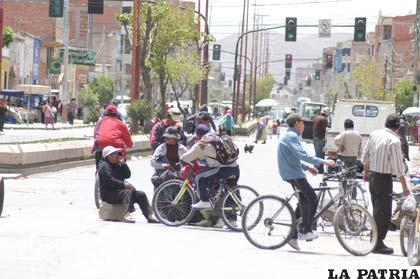 Los niños aprovecharon las calles libres de vehículos para manejar bicicleta