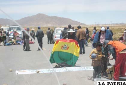 Nuestro emblema patrio estuvo presente en el bloqueo en la carretera Oruro-Potosí