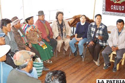 La presidenta del Comité Cívico, Sonia Saavedra, junto a pobladores orureños