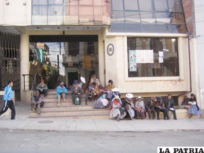 Comunarios de Ocotavi esperaron el sábado en la puerta del TEDO