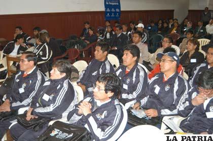 Delegaciones de colegios “bolivarianos” de Bolivia y Perú, ayer en el acto de inauguración