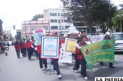 Estudiantes participaron de la marcha contra el cambio climático