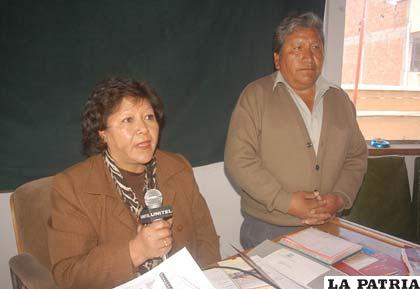 La presidenta del Comité Cívico, Sonia Saavedra, y Genaro Gonzales, delegado ejecutivo de la provincia Ladislao Cabrera