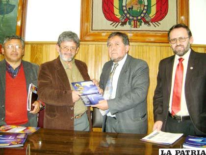 El rector de la UTO, Rubén Medinacelli, recibe la revista “Infraestructura Carretera” de manos del director de la publicación, Carlos Antezana