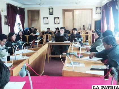 El viceministro de Autonomías, Marcelo Galindo, se reunió con los concejales de Oruro