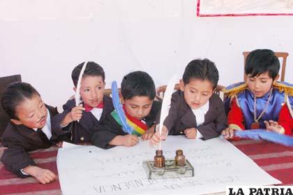 Niños disfrazados, emulando la firma del Acta de Independencia de la República