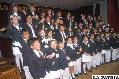 Niños de segundo y tercero de primaria que componen el coro del Colegio Anglo Americano