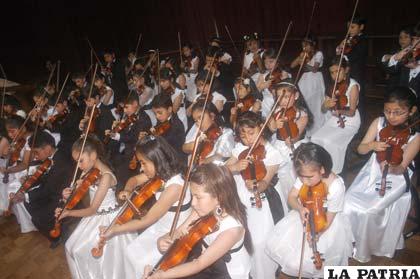 Encanto, ternura y destreza en la ejecución del violín a cargo de niños del Anglo Americano