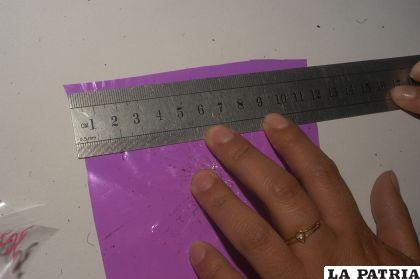 PASO 2
Cortar en los papeles celofán dos cuadrados de 12 cm x 12 cm.