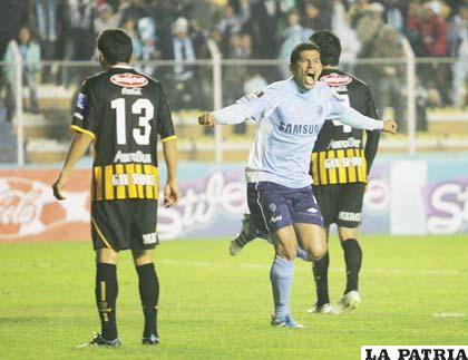 Lorgio Álvarez celebra la primera conquista que se anotó al minuto de juego