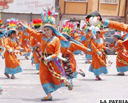 Entusiasmo, alegría y vigor, característica principal de la danza del tinku ejecutada por alumnas de la Udabol