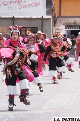Conjunto Pujllay de la Universidad de Aquino Bolivia, demostrando el tradicional baile folklórico de Chuquisaca