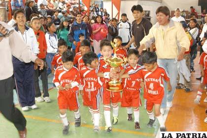 Integrantes del Kínder San Ignacio de Loyola, campeones en futsal