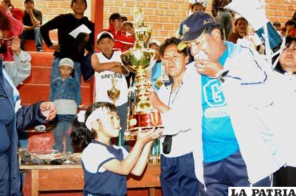 La capitana de Kínder Juancito Pinto recibe el trofeo de Wilfredo Tejerina