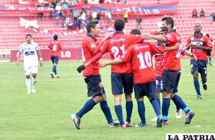 Jugadores de Universitario celebran la victoria ante La Paz FC