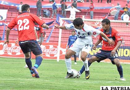 Carlos Arias domina el balón ante la mirada de Chispas y Morales