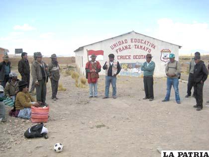 Habitantes de Ocotavi reunidos en el establecimiento educativo después del cierre de la mesa