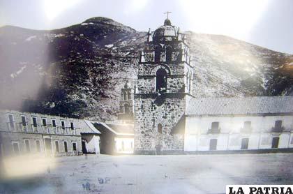 Edificio de la Prefectura junto a la primera torre que tuvo la Villa Real de San Felipe de Austria