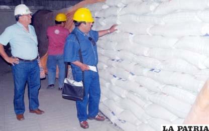 Los almacenes se encuentran abarrotados por millones de quintales de azúcar