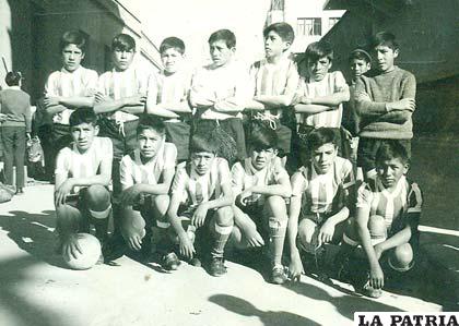 Equipo infantil de fútbol de Bolívar Nimbles en 1969