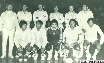 Selección boliviana de fútbol de salón en 1980, Aquino con la casaca de arquero