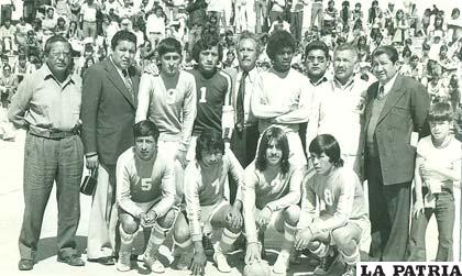 Selección de Oruro en fútbol de salón realizado en 1976 en Potosí, Aquino con la casaca No. 1