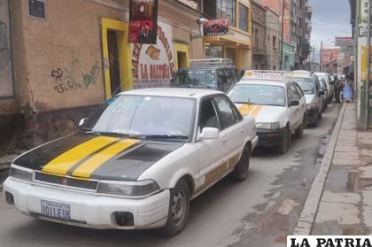 Demandan mayores medidas de seguridad para identificación de taxis