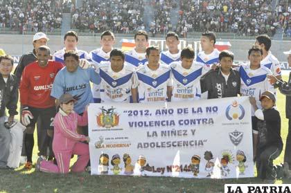 Jugadores de San José con la motivación de seguir sumando puntos en el torneo Apertura de la Liga del Fútbol Profesional Boliviano 