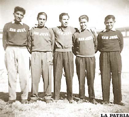 Barrientos el segundo de los de pie con algunos otros jugadores de San José en 1957