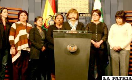 Ministra Suxo (centro), negó que su hija maltrató a otra boliviana en Alemania (ANF)