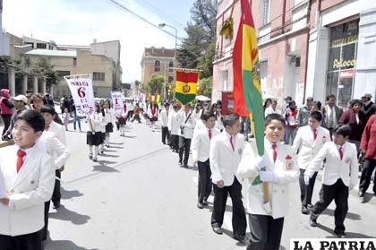 Desfile del Colegio “De la Unión Bolivia Japón” 