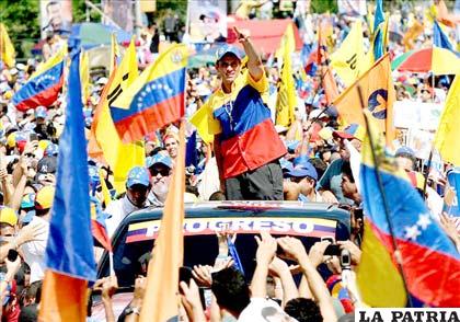 Oposición desborda de forma pacífica Caracas en apoyo de su líder Henrique Capriles /laprensalatina.com