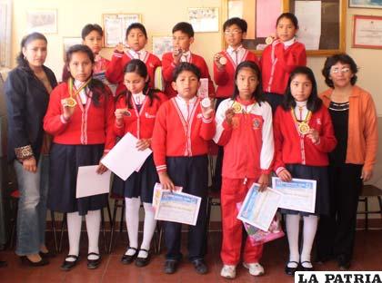 Estudiantes que ocuparon los primeros lugares en la I Olimpiada Matemática de la escuela España