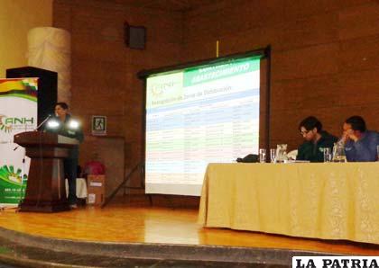 El representante de la ANH, Juan Contreras expone las actividades de su entidad