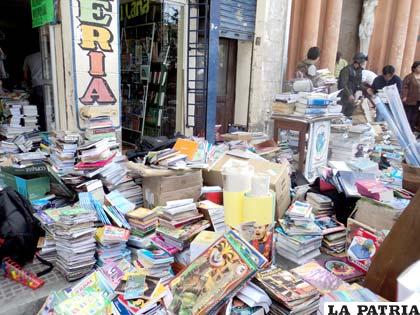 Los libros fueron sacados a la calle